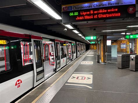 TCL à Lyon Le métro B arrêté d urgence et en panne ce matin ce qu il