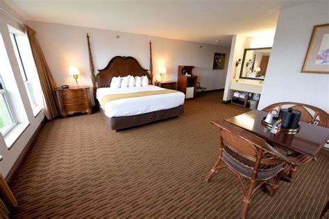 Crown Choice Inn & Suites Lakeview & Waterpark Mackinaw City ...