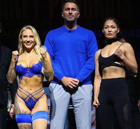 Campe De Boxe Surge De Lingerie Para Evento De Pesagem E Leva Torcida