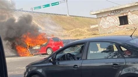 Video Se Incendia Auto En La M Xico Quer Taro La Silla Rota