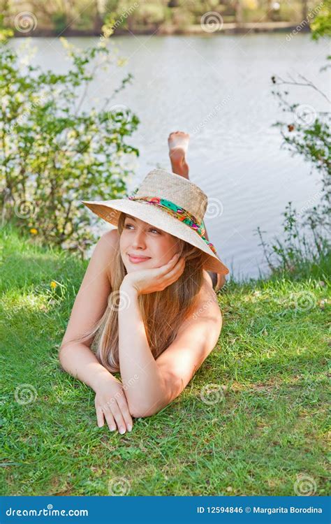 Jeune Fille Blonde Avec Un Chapeau Se Trouvant Sur L herbe Photo stock Image du université