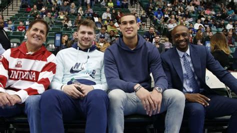 Luka Doncic Mark Cuban Dwight Powell Donate To Aid Healthcare Workers