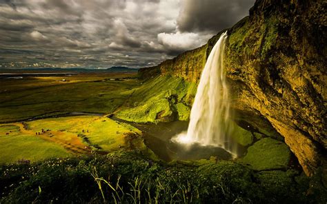 Seljalandsfoss Waterfall, Iceland (with Map & Photos)