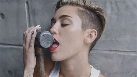 Miley Cyrus Aparece Nua Em Clipe De Wrecking Ball