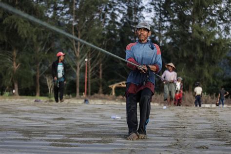 Foto Melihat Nelayan Aceh Menjala Ikan Di Pantai Jantang Habadaily