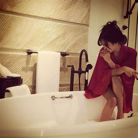 Foto Hot Syahrini Di Kamar Mandi