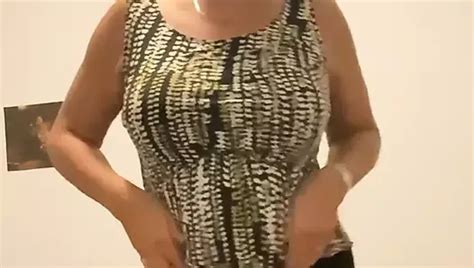 Het milf knullar sig själv i bilen xHamster