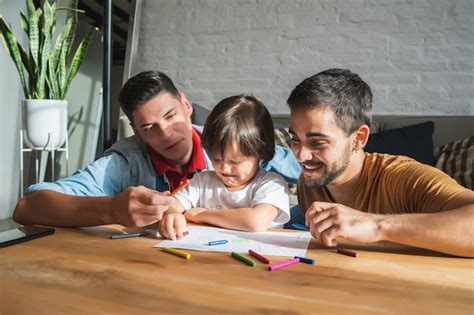 Una Pareja Gay Y Su Hijo Se Divierten Juntos Mientras Dibujan Algo En Un Papel En Casa Concepto