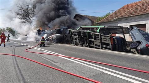 Accident teribil în Hunedoara Un TIR încărcat cu mașini noi s a