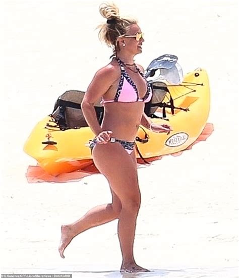 Britney Spears Puts Her Bikini Body On Display During Bahamas Trip Daily Mail Online