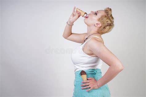 Muchacha Rubia Cauc Sica Bonita Del Pelo Corto Que Come El Helado