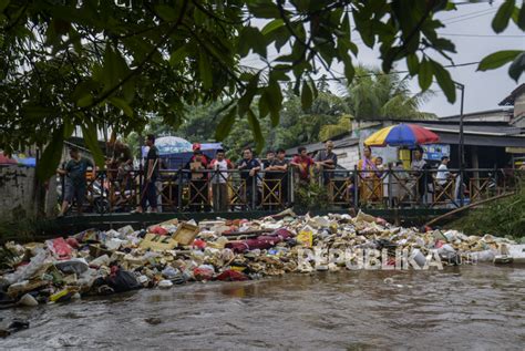 Kabupaten Bekasi Angkut 130 Ton Sampah Sungai Antisipasi Banjir