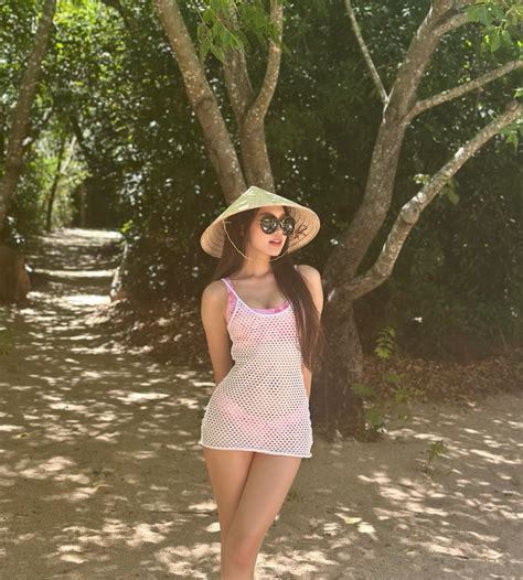 Doãn Hải My diện bikini khoe nhan sắc giữa vườn cây xanh mát
