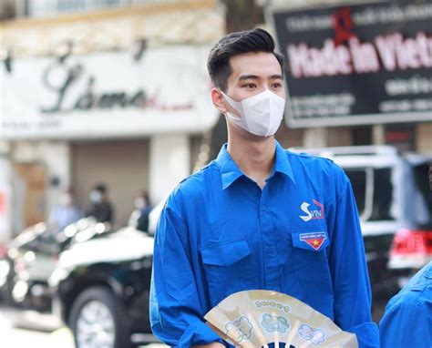 Hot boy tình nguyện cao 1m87 nổi bật tại kỳ thi lớp 10