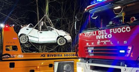 Tragico Incidente Auto Finisce Fuori Strada Morte Madre E Figlia