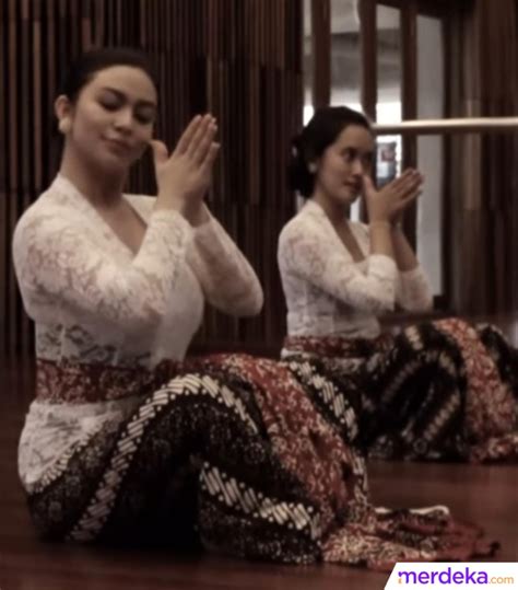 Foto Pesona Ariel Tatum Pakai Kebaya Menari Tradisional Yogya Bak