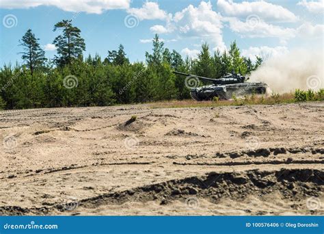 Tanque De Batalla Principal Va A Sacar El Polvo En La Tierra Foto De