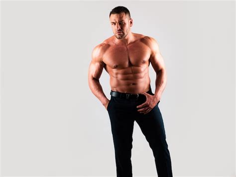 Modelo Masculino Musculoso Sin Camisa Foto Premium