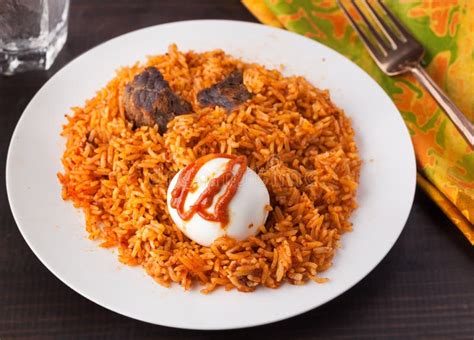 Arroz Jollof De África Ocidental Carne E Ovo Cozido Imagem de Stock