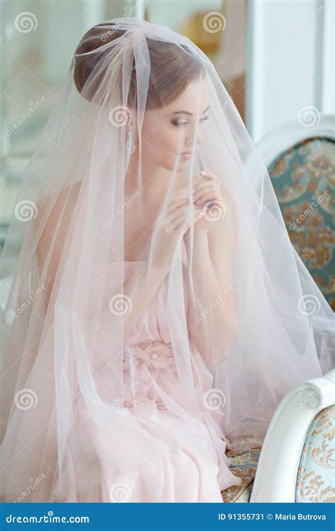 Retrato Apacible Sensual Del Blonde Muy Hermoso De La Novia De Las Muchachas Adentro Imagen De