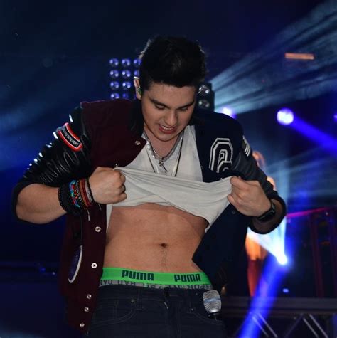 EGO Luan Santana deixa barriga à mostra durante show em São Paulo