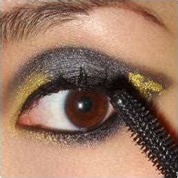 How to Apply Gold and Black Cat Eye Makeup