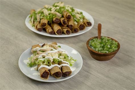 Tacos de pollo desmechado y frijoles negros Recetas Nestlé