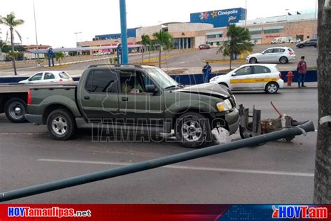 Hoy Tamaulipas Le Invaden Carril Y Choca Contra Poste En Tampico