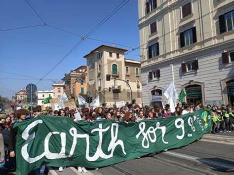 Roma Migliaia Di Persone In Piazza Allo Sciopero Per Il Clima La