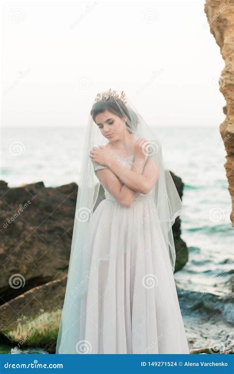 Novia Hermosa Al Aire Libre El Peinado De La Boda Y Compone Foto De