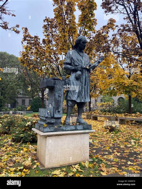 statue of antonio stradivari, in the square of the violin museum Stock Photo - Alamy