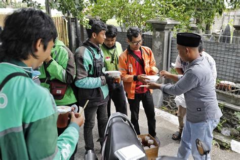 Relawan Ganjar Mahfud Ntb Bagikan Makan Siang Untuk Ojol Di Momen Jumat