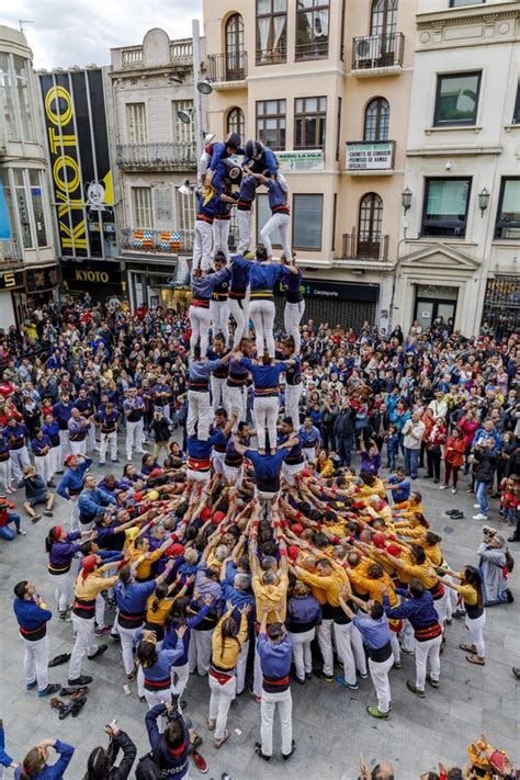 Castell O Torre Humana Tradición Típica En Cataluña Foto editorial