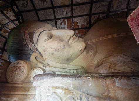 Large Reclining Manuha Buddha at Shinbinthalyaung Temple in Ancient ...