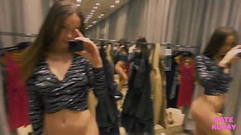 Katekuray masturbándose en el vestuario XVIDEOS