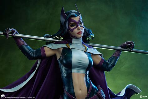 DC Comics - Huntress Premium Format Figure by Sideshow Collectibles ...