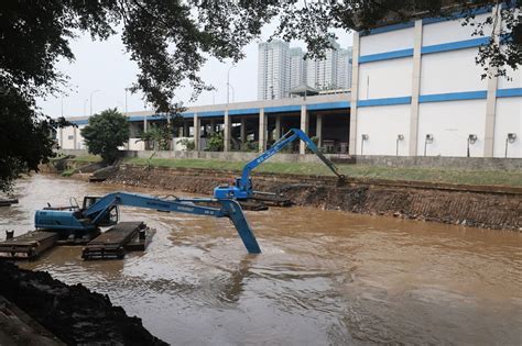 Foto Pengerukan Kali Ciliwung Untuk Antisipasi Banjir