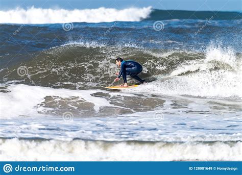 Practicar Surf Las Ondas Imagen De Archivo Imagen De Extremo 128081649