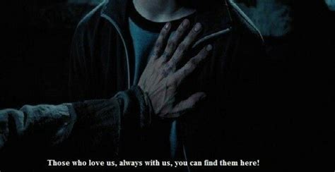 Те, кто любят нас, всегда с нами, ты можешь найти их вот здесь. | Гарри ...