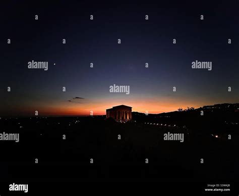 Temple of concordia in Agrigento Stock Photo - Alamy