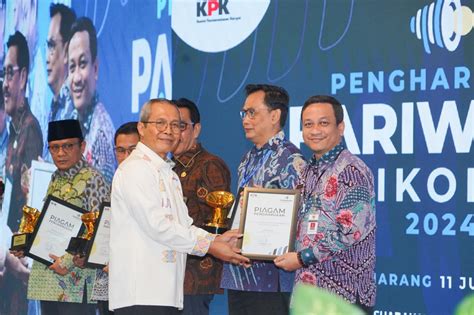 Dinkominfo Kota Pekalongan Menerima Penghargaan 10 Instansi Terbaik