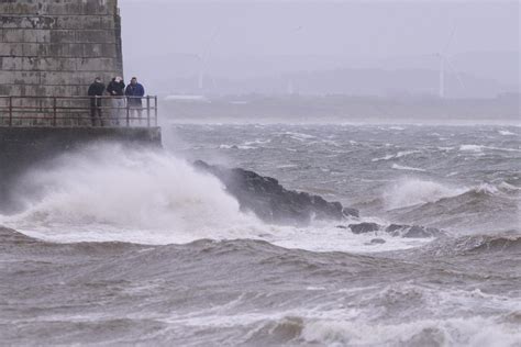 Storm Ophelia 2017 path: Storm sweeps through UK after killing three in Ireland - as it happened ...