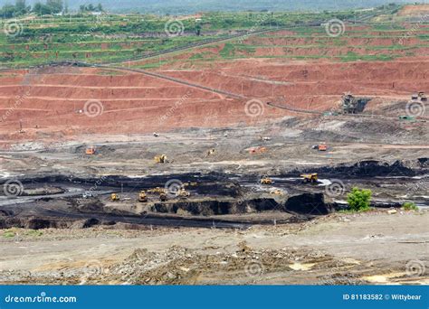 Camiones Volquete De La Explotación Minera Que Trabajan En Mina De