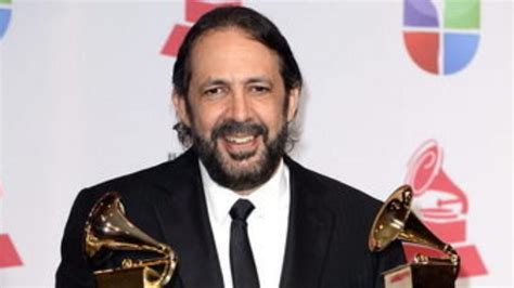 El Cantante Dominicano Juan Luis Guerra Sostiene Los Premios A Mejor