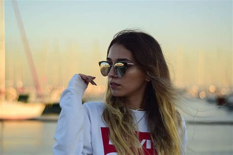 Cómo elegir lentes de sol para mujeres con piel oscura Belleza y Cuidados