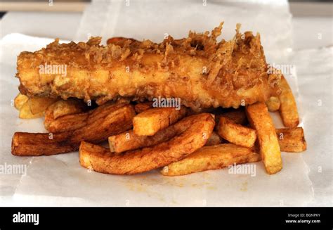 A portion of fish and chips Stock Photo - Alamy