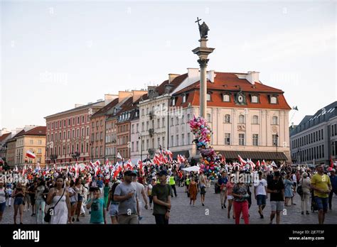 Warsaw Poland 25th June 2022 Tourists Walk The Castle Square In The