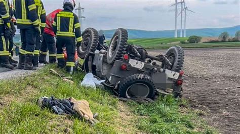 Aus Milit R Jeep Geschleudert Ein Toter Drei Verletzte Bei Unfall In