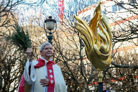 Notre Dame De Paris Que Contient Le Coq Dor Qui Retrouve Sa Place Au