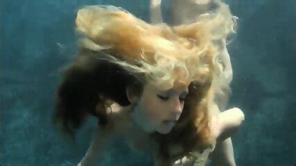 Babe Gets Fucked Underwater